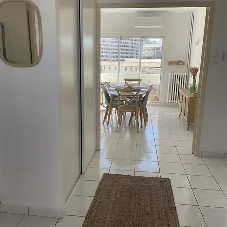 Bright T4 With Balcony In Apartment