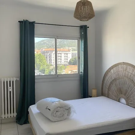 Bright T4 With Balcony In Toulon