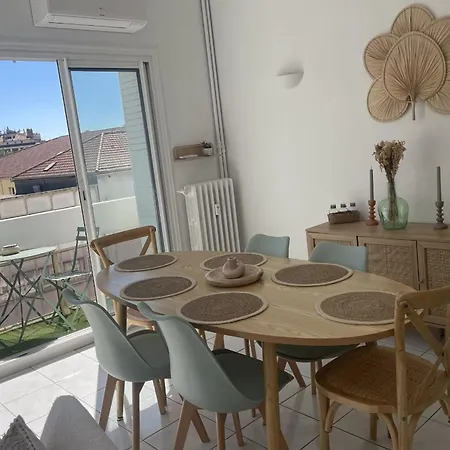 Bright T4 With Balcony In Apartment Toulon